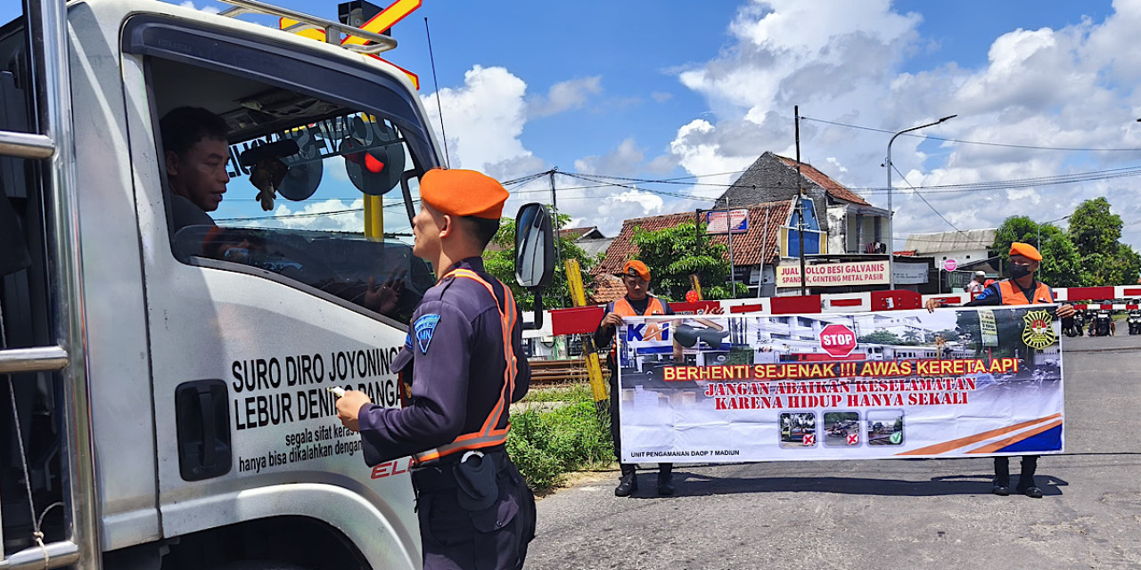 Sosialisasi keselamatan dari KAI Daop 7 Madiun. (Foto: Daop 7/jatimnow.com)