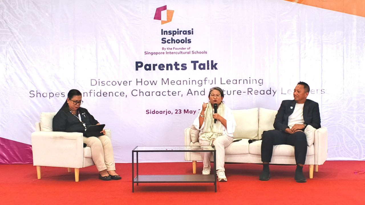 Country Manager Indonesia Cambridge International Education Adri Prakoso, Kepala Sekolah Inspirasi Schools Bibie Nariswari, dan Koordinator Akademik Inspirasi Group of Schools Indri Savitri. (Foto: Ali Masduki/jatimnow.com)