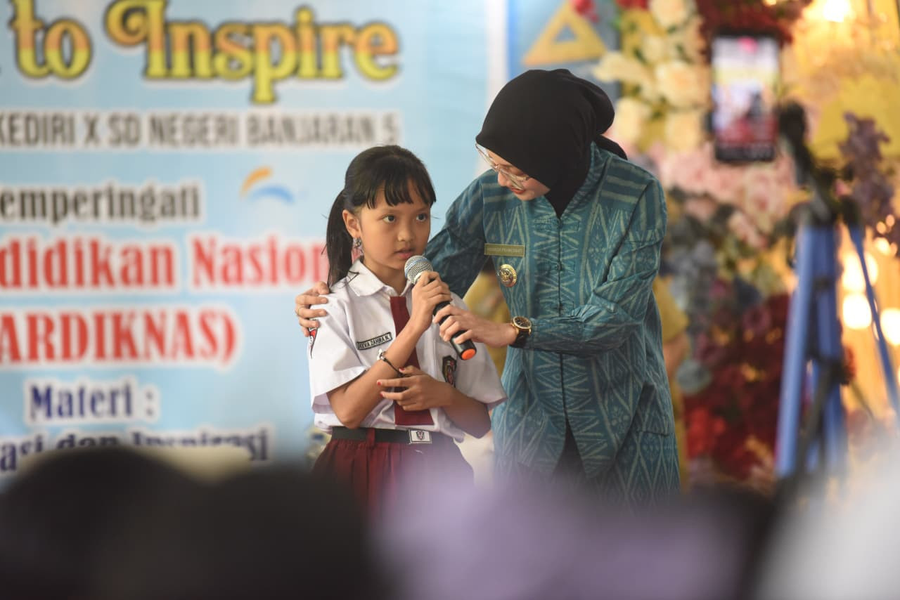 Mbak Vinanda Beri Motivasi dan Wawasan Kebangsaan di SDN Banjaran 5 Kediri