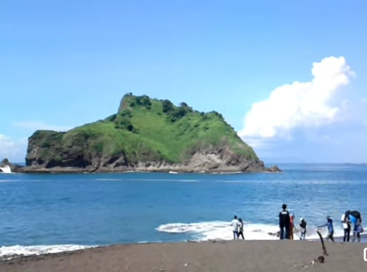 Pantai Payangan Ambulu Jember. (Foto: Sugianto/jatimnow.com)