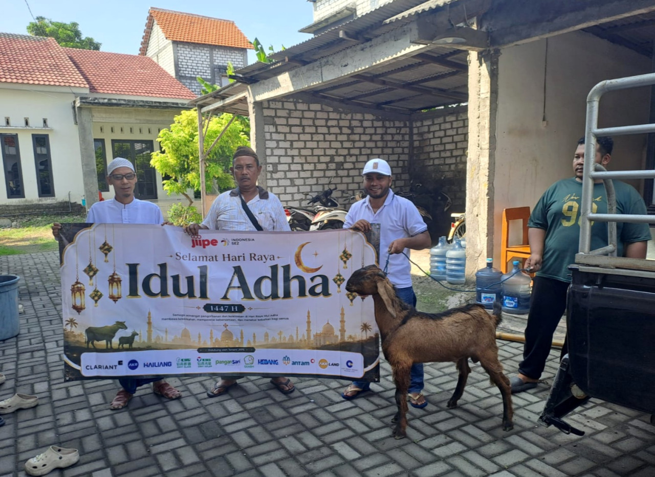 JIIPE Peduli Bagikan Puluhan Hewan Kurban ke Masyarakat Gresik