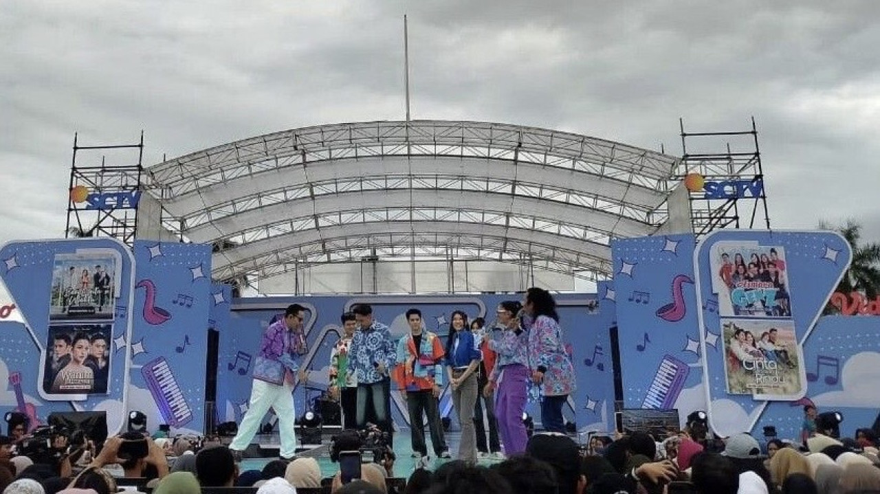 Karnaval SCTV di Alun-alun Jember dipenuhi puluhan ribu penonton. (Foto: Diskominfo Jember/jatimnow.com)