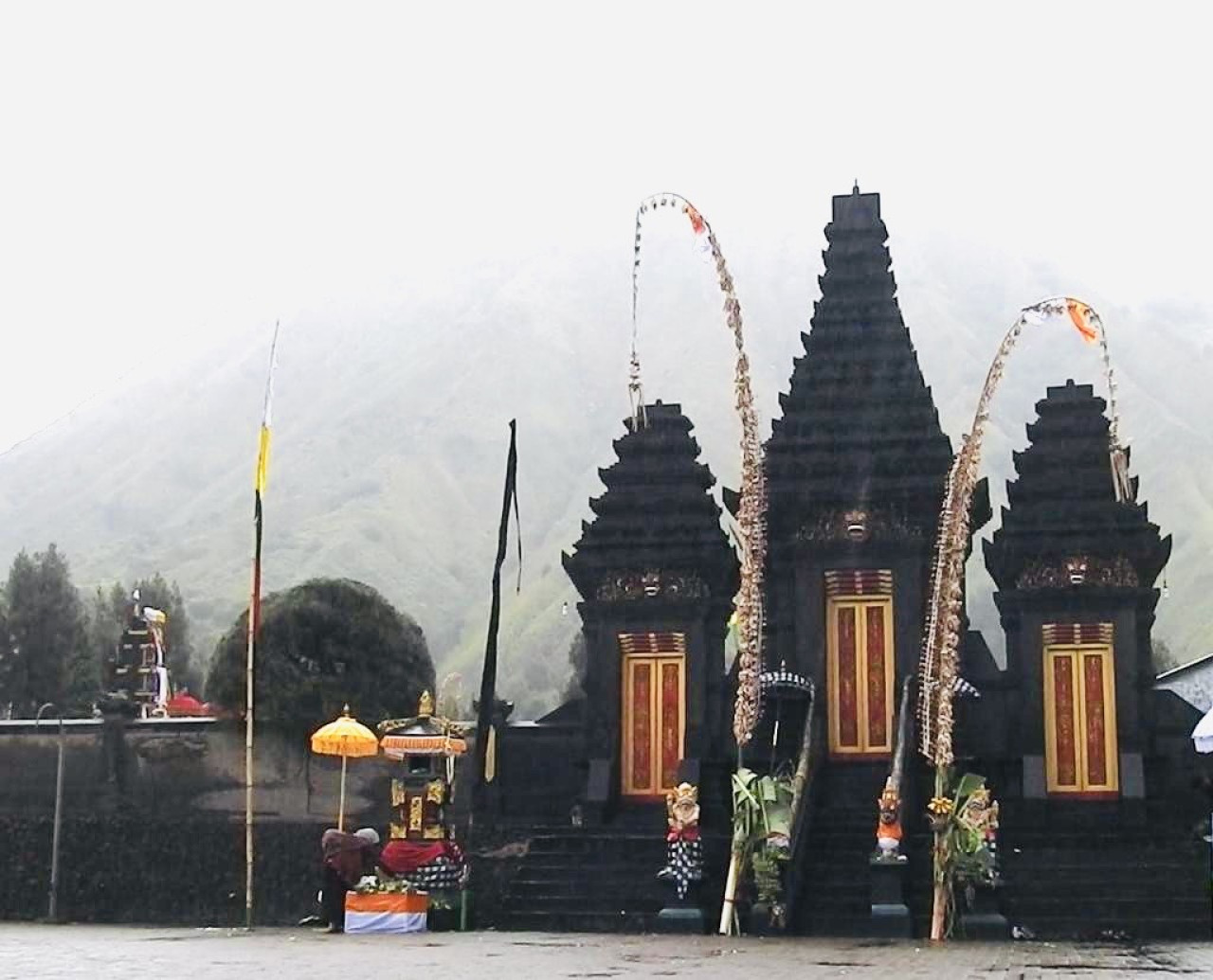 Tempat ibadah sakral umat Hindu Suku Tengger yang terletak di kawasan wisata Gunung Bromo. (Istimewa)