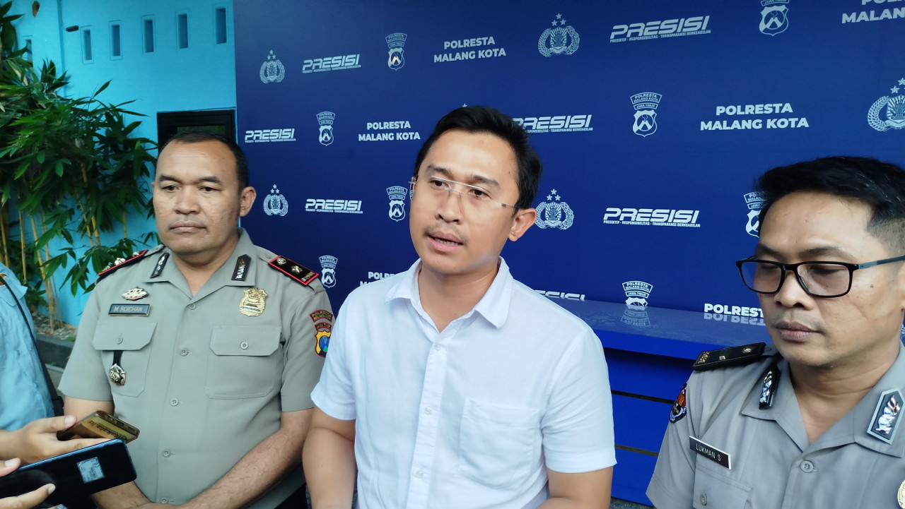 Kasatreskrim Polresta Malang Kota (tengah) AKP Rahmad Aji Prabowo saat memberikan keterangan di Polresta Malang (Foto: Aris/jatimnow.com)