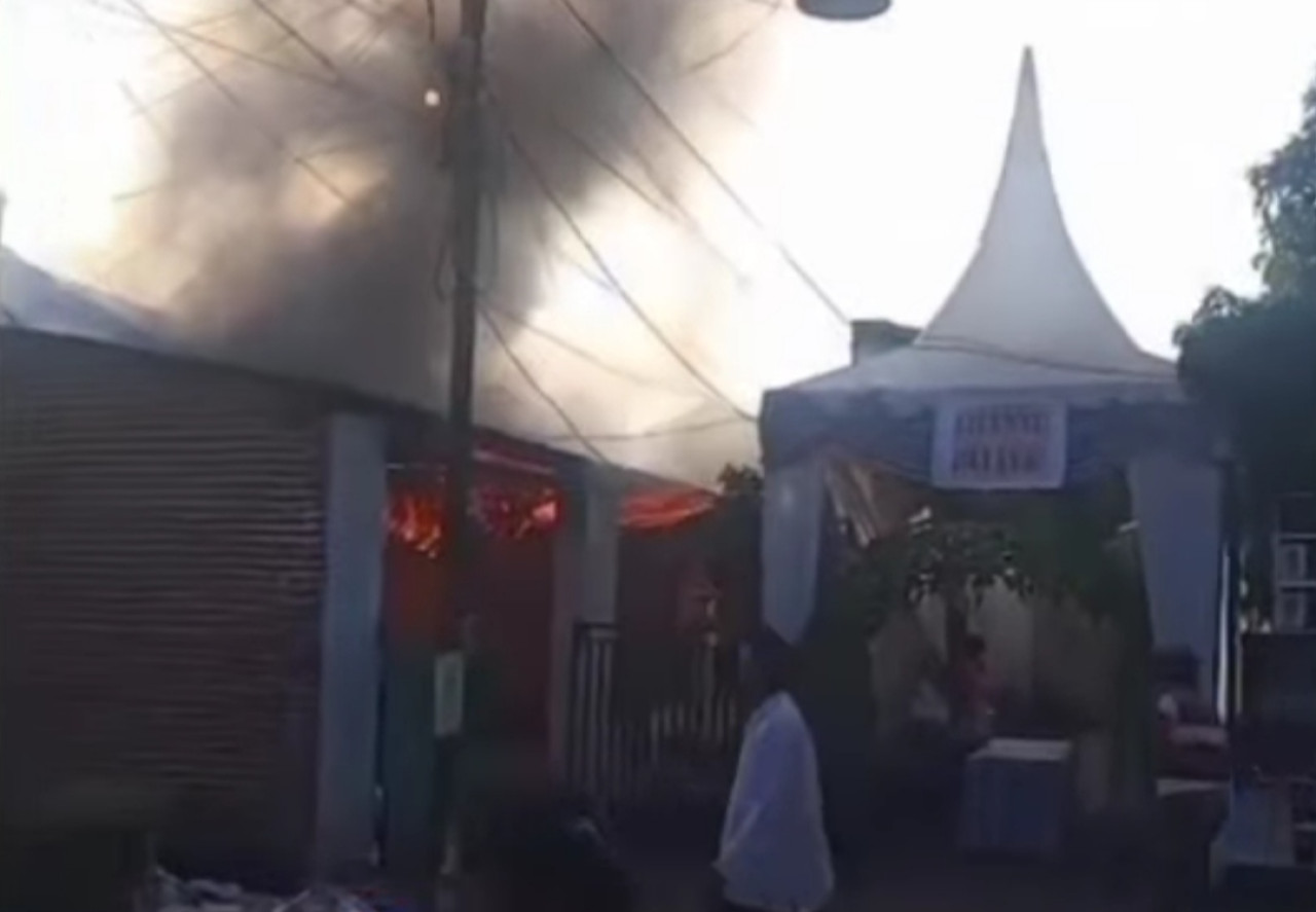 Tangkapan layar kebakaran rumah calon pengantin di Jember.