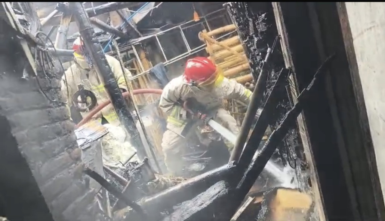 Petugas Damkar Probolinggo saat berusaha memadamkan kobaran api. (Foto: Ide Farid/jatimnow.com)
