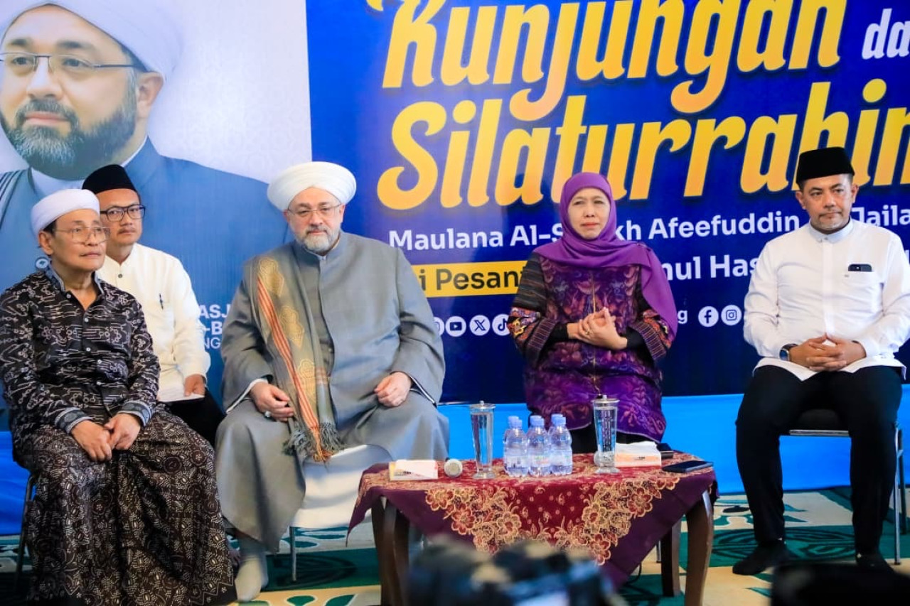 Khofifah Dampingi Sheikh Afeefuddin Kunjungi Ponpes Genggong Probolinggo