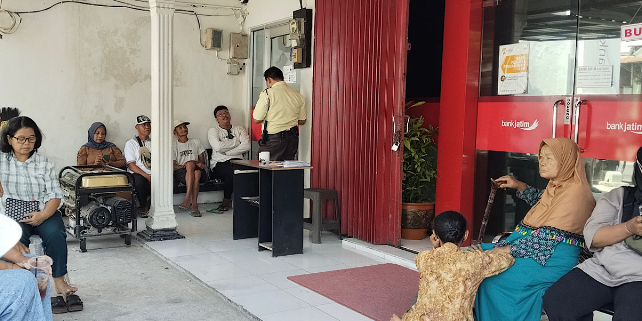 Suasana pencairan kompensasi TPA Klotok di Bank Jatim. (Foto: Nanik for jatimnow.com)