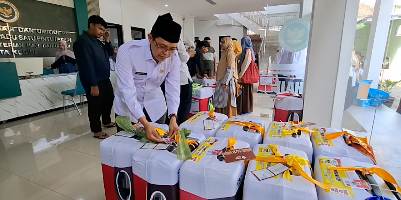 Jemaah Haji di Kediri Tandai Koper dengan Boneka hingga Pita Warna-warni