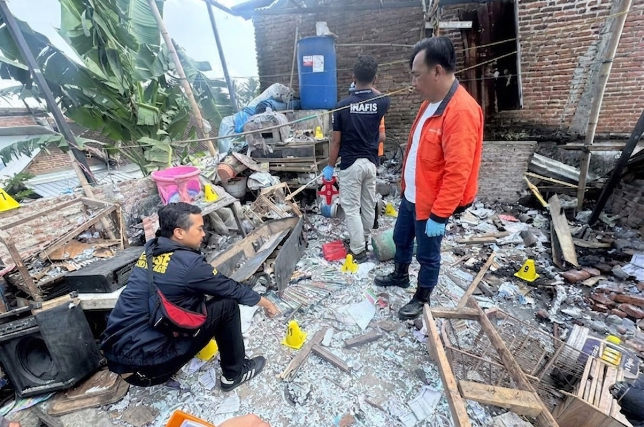 Polisi saat melakukan olah TKP di lokasi ledakan petasan di Kepanjen, Malang. (Foto: Satreskrim Polres Malang/jatimnow.com)