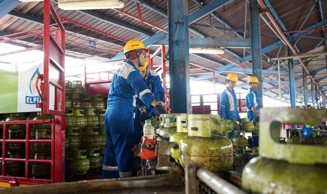 Petugas melakukan pengisian tabung LPG 3 kilogram di fasilitas Pertamina Patra Niaga, Jawa Timur. (Foto: Pertamina for jatimnow.com)