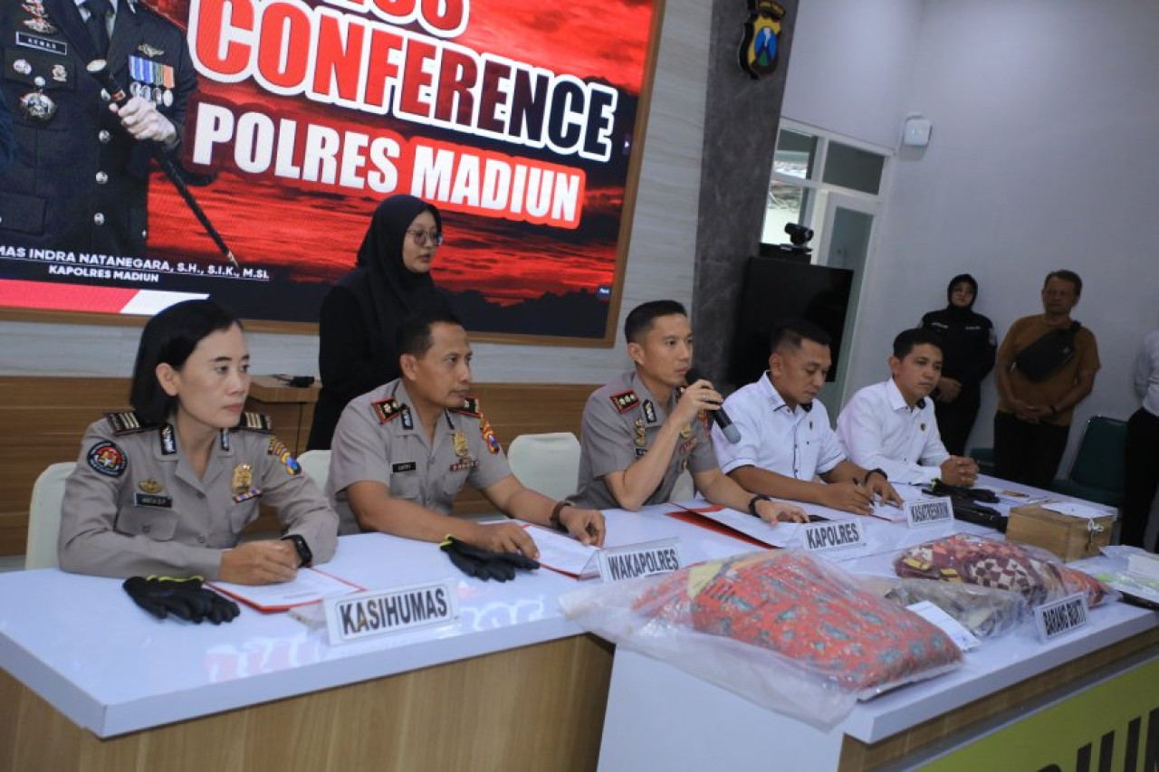 Kapolres Madiun AKBP Kemas Indra Natanegara saat konferensi pers kasus pembunuhan di Saradan. (Foto: Polres Madiun/jatimnow.com)