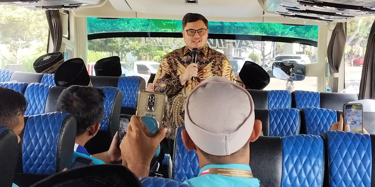 Mas Dhito saat melepas jemaah haji kloter 112 Kabupaten Kediri. (Foto: Pemkab Kediri/jatimnow.com)