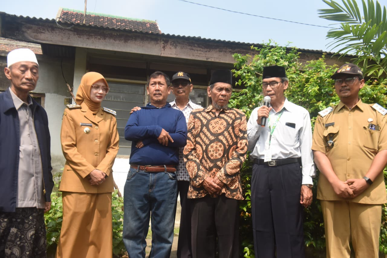 Wali Kota Kediri Vinanda Prameswati bersama Baznas menyalurkan bantuan sosial berupa bedah rumah kepada warga Kelurahan Ngronggo. (Foto: Pemkot Kediri/jatimnow.com)