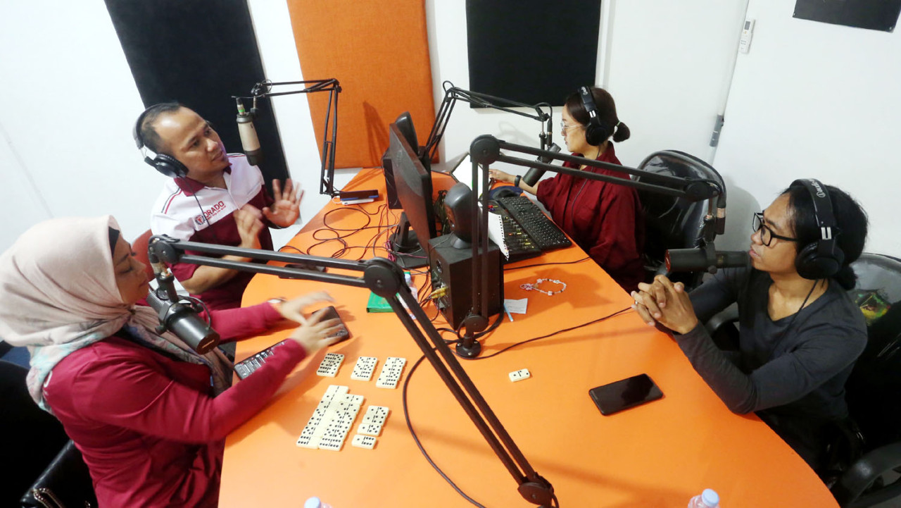 Ketua ORADO Jawa Timur, Mahenda Abdillah Kamil dan Sekretaris ORADO Jawa Timur, Esti Nalurani, saat talkshow bersama Rumah Literasi Digital di Surabaya, Jumat (29/5/2026). (Foto: Ali Masduki/jatimnow.com)