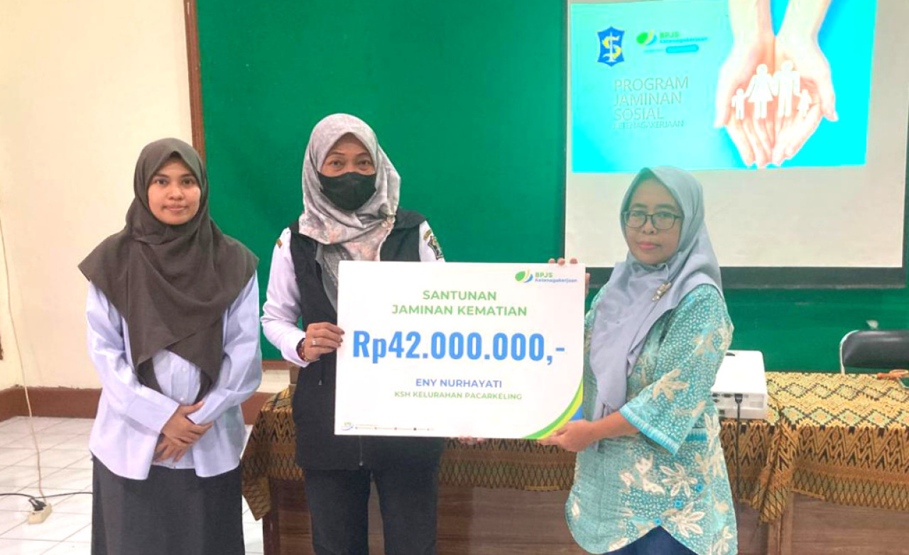 Penyerahan santunan Jaminan Kematian (JKM) senilai Rp42 juta kepada ahli waris peserta BPJS Ketenagakerjaan di Kelurahan Pacarkeling, Surabaya. (Foto: Ali Masduki/jatimnow.com)