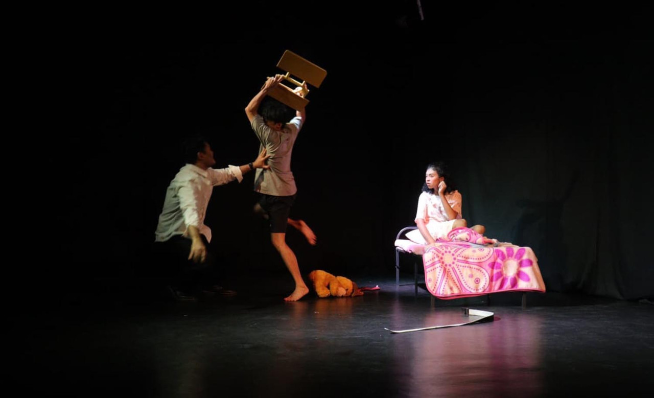 Petra Theatre Angkat Trauma Pelecehan Pria lewat “The Chain”