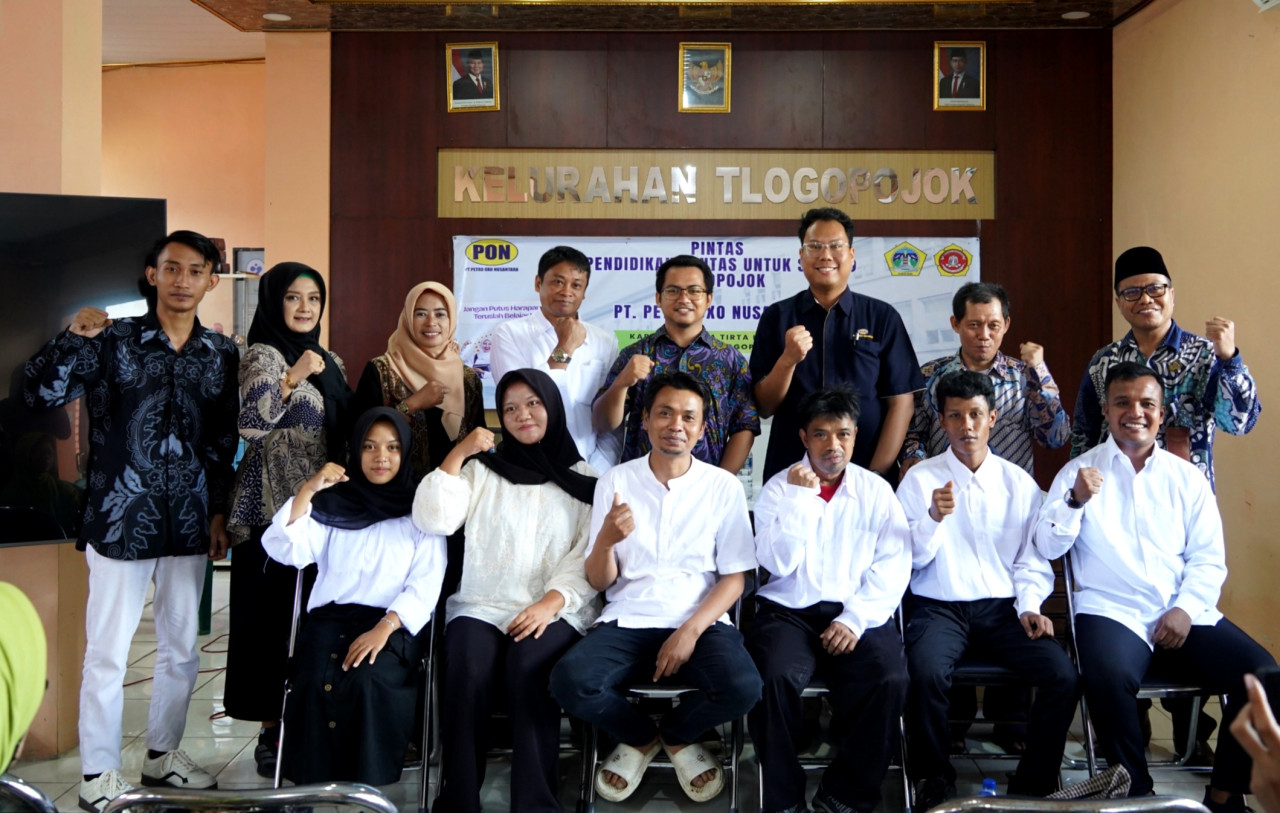 Para peserta beasiswa Sekolah Kejar Paket B & C foto bersama perwakilan PT Petro Oxo Nusantara di Tlogopojok Gresik. (Foto: PT Petro Oxo Nusantara for jatimnow.com)