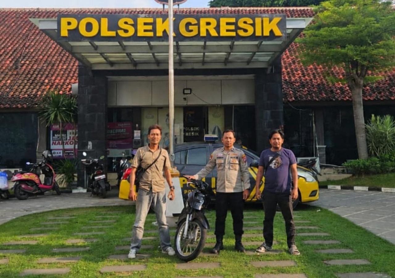 Polsek Gresik Kota dan barang bukti motor yang dicuri pelaku. (Foto: Polsek Gresik Kota for jatimnow.com)