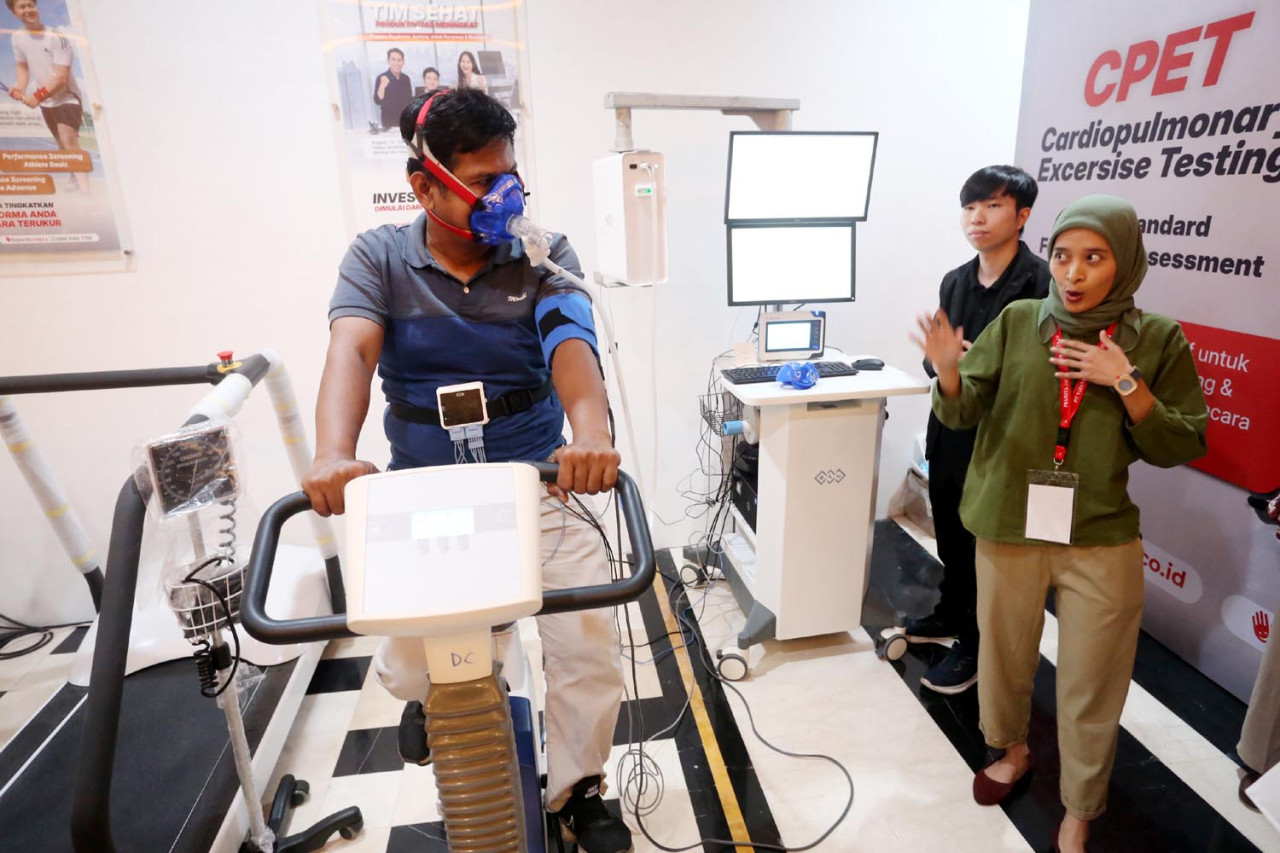 Peserta mencoba alat Cardiopulmonary Exercise Testing (CPET) saat workshop rehabilitasi jantung di Pramita Ngagel, Surabaya, Sabtu (16/5/2026). (Foto: Ali Masduki/jatimnow.com)