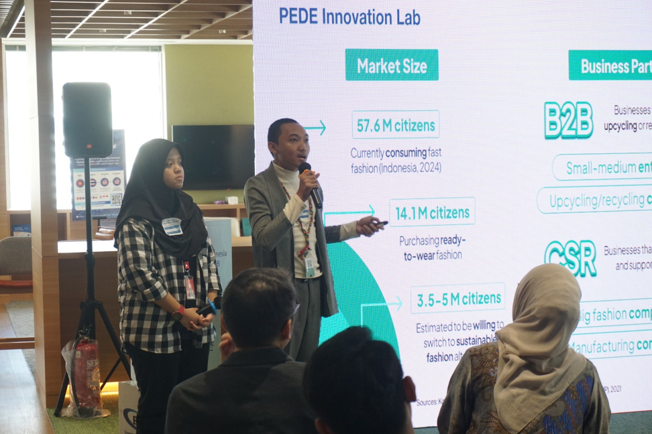 Presentasi aplikasi Revive Refashion yang jadi bahan penyeleksiannya. (Foto: Radika Afwa for jatimnow.com)