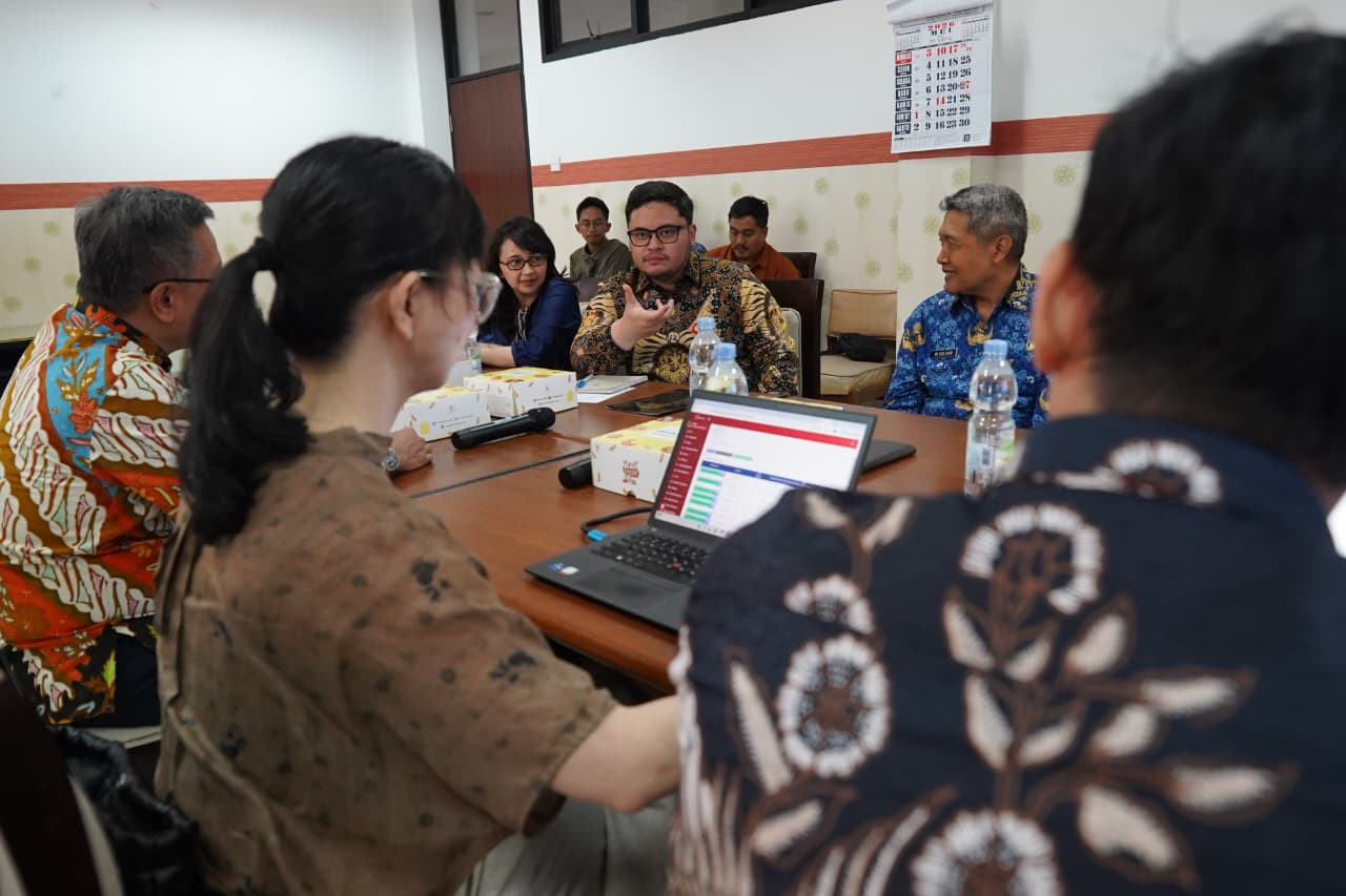 Mas Dhito saat bertemu Putra Sampoerna Foundation (PSF) dan pihak SMA Dharma Wanita 1 Pare Boarding School. (Foto: Pemkab Kediri/jatimnow.com)