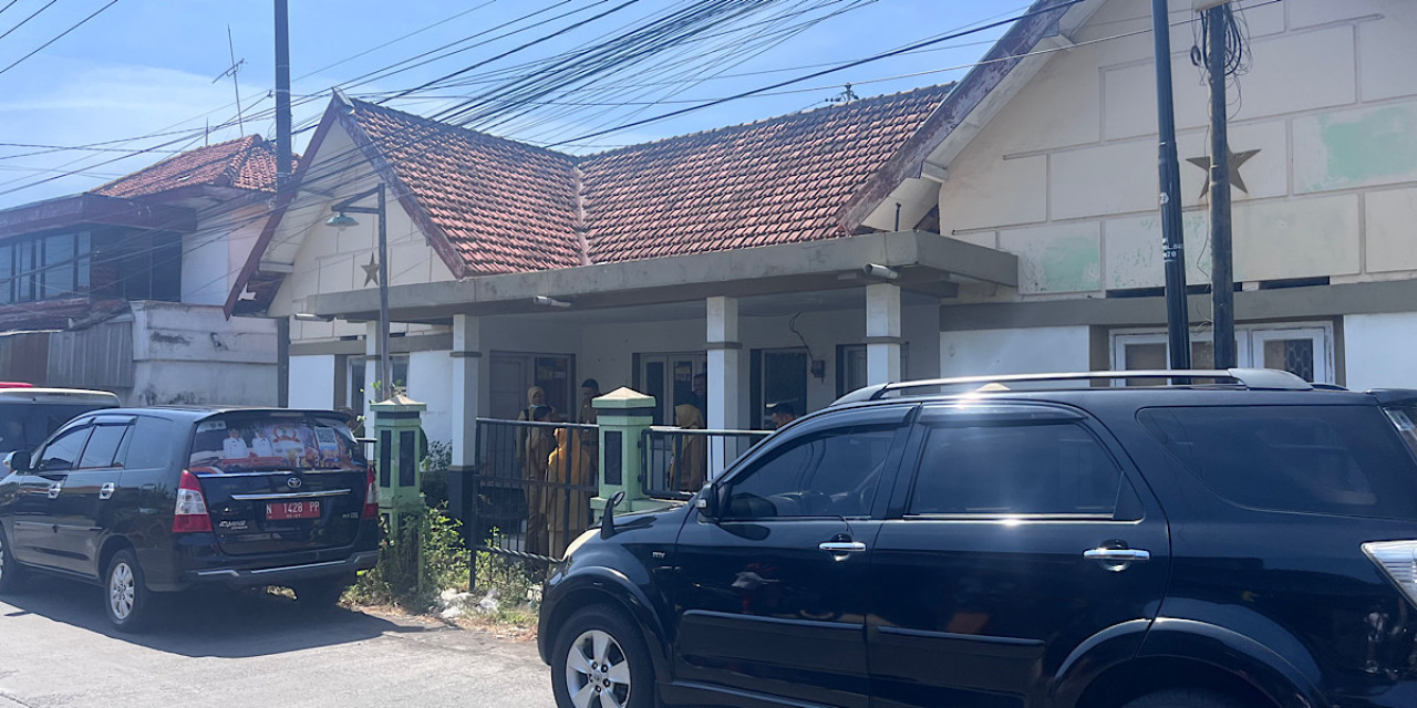 Pengecekan Pustu Kelurahan Jrebeng Lor oleh Dinas Kesehatan, 4 Pilar kelurahan dan bagian Hukum Kota Probolinggo yang lama tidak beroperasi. (Foto: Ide Farid/jatimnow.com)