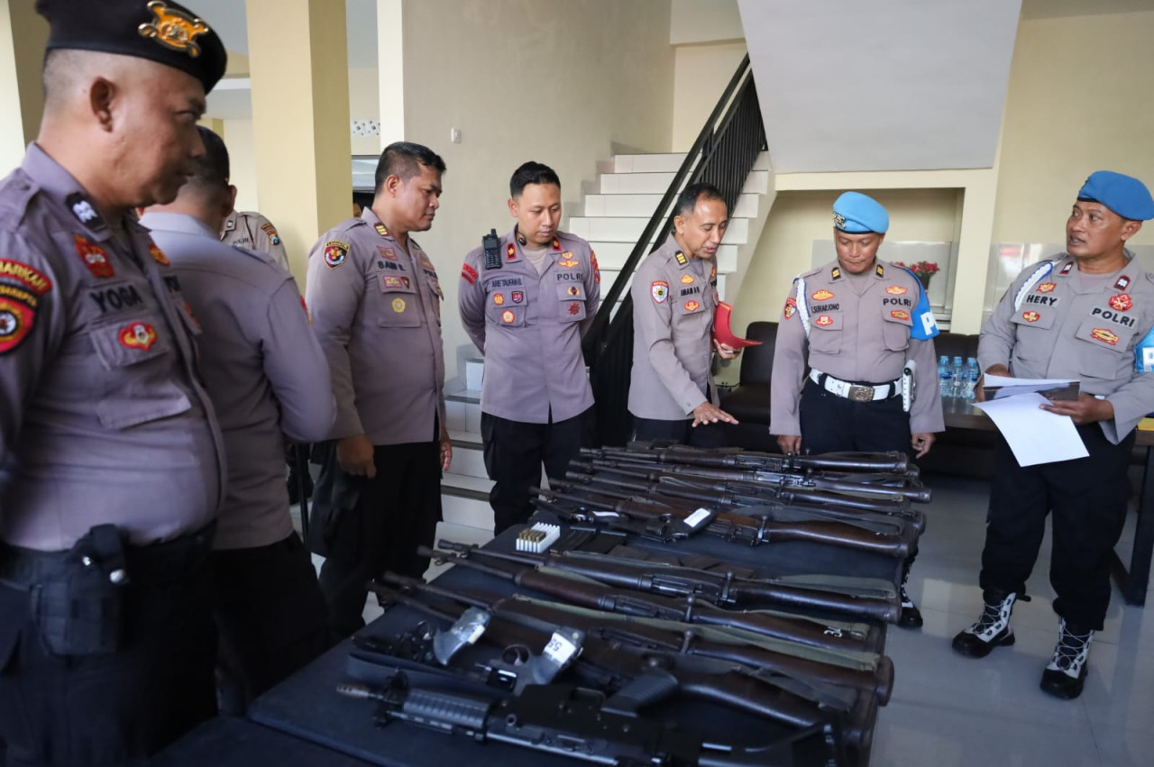 Polda Jatim saat memeriksa senpi dinas di Polres Tulungagung. (Foto: Polres Tulunagung for jatimnow.com)