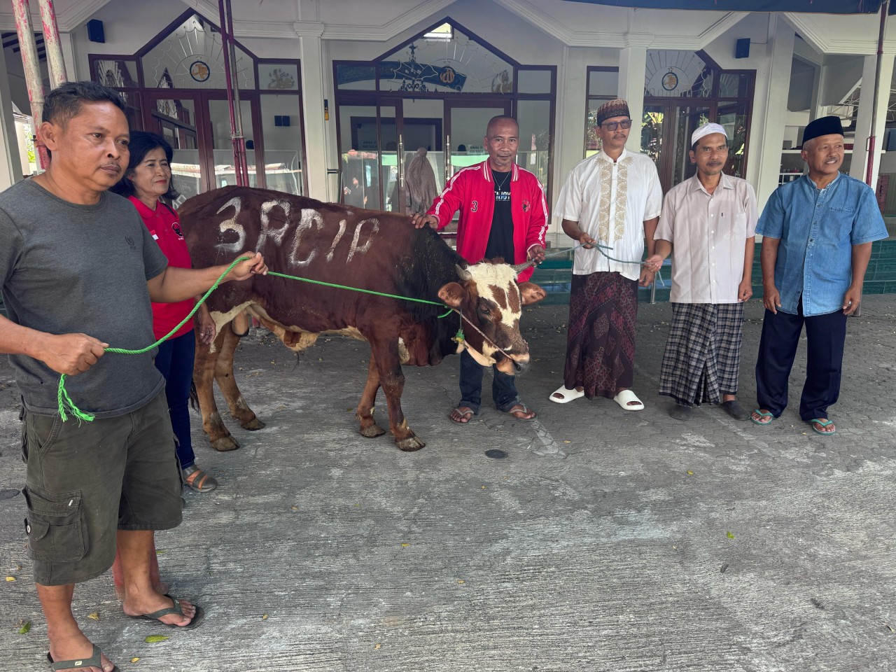 DPC PDIP Tulungagung Sumbang Kurban di Masjid Dekat Makam Kakek Bung Karno