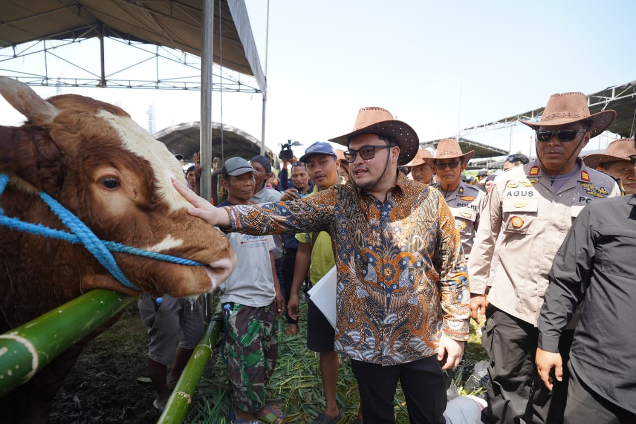 Mas Dhito saat meninjau dan menyerahkan hadiah bagi pemenang kontes sapi di Kediri. (Foto: Pemkab Kediri/jatimnow.com)