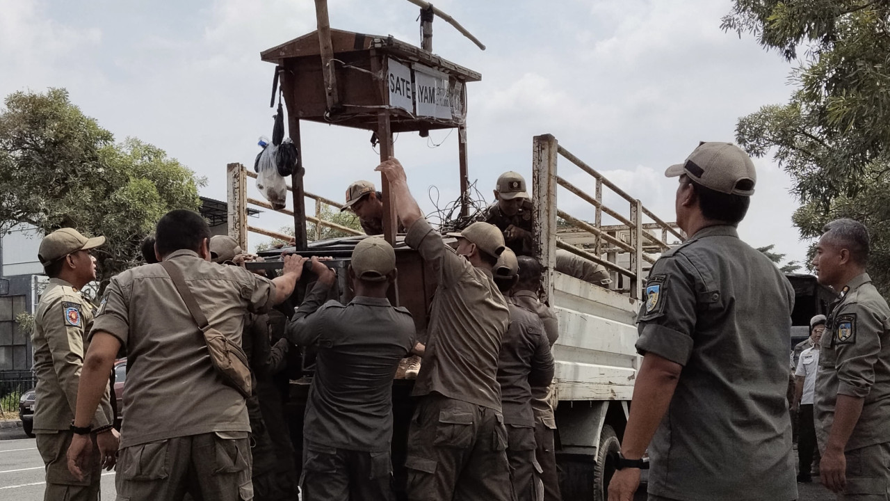 Satpol PP Angkut Lapak Jualan di Kawasan SLG Kediri yang Ditinggal Pemiliknya