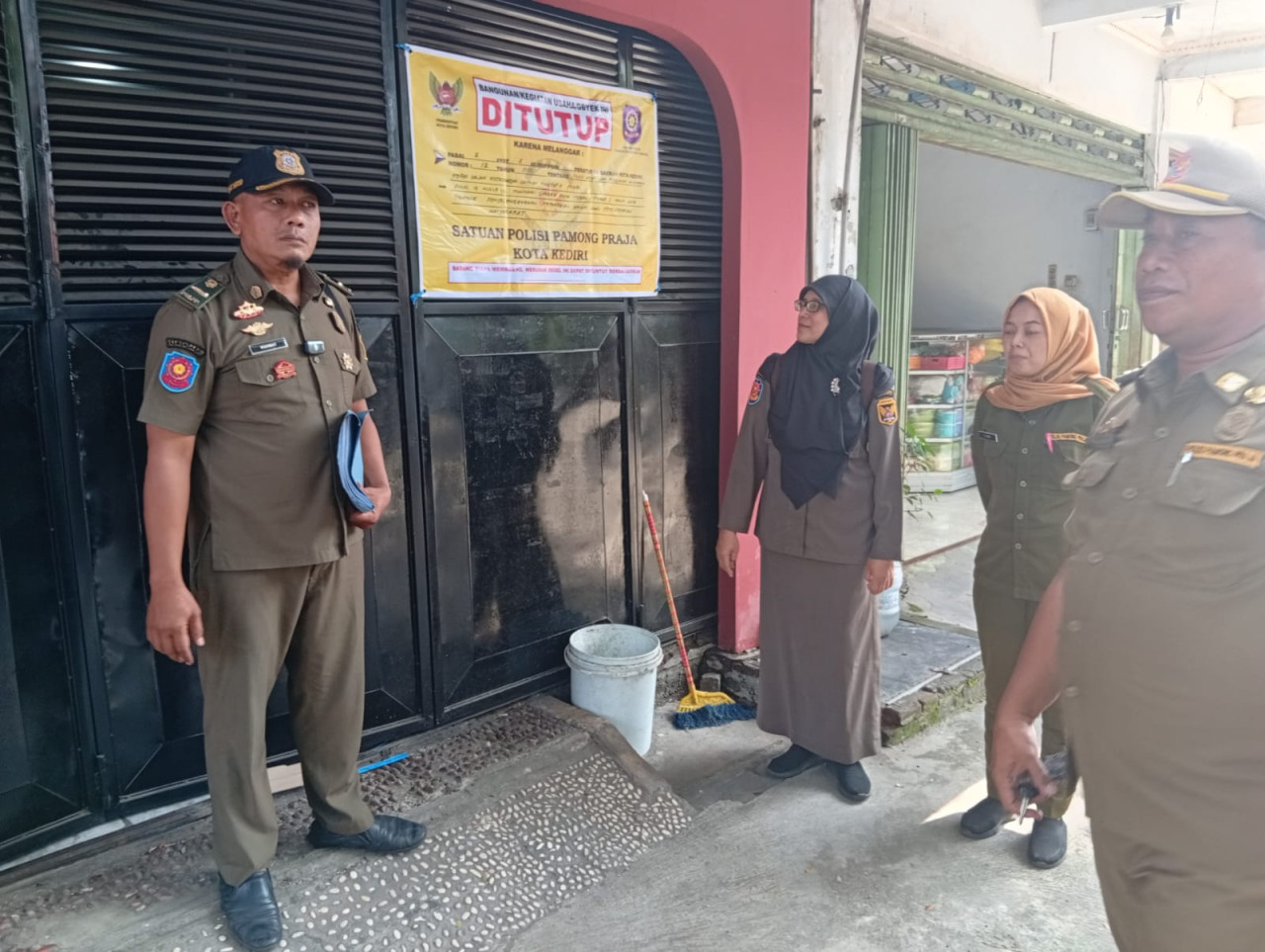 Satpol PP Tutup Outlet 23 HWG di Kota Kediri, Tak Punya Izin Jual Minuman Keras