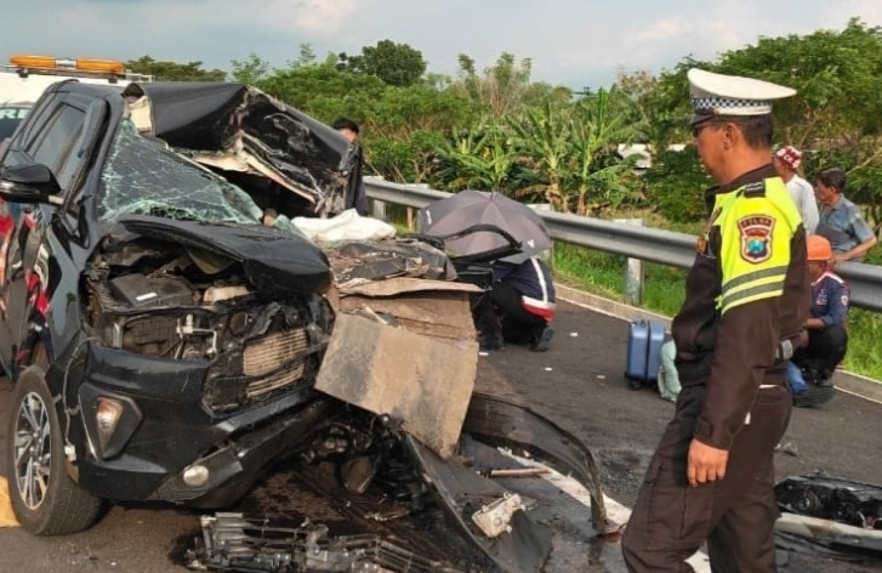 Mobil nampak ringsek pada bagian depan (istimewa)