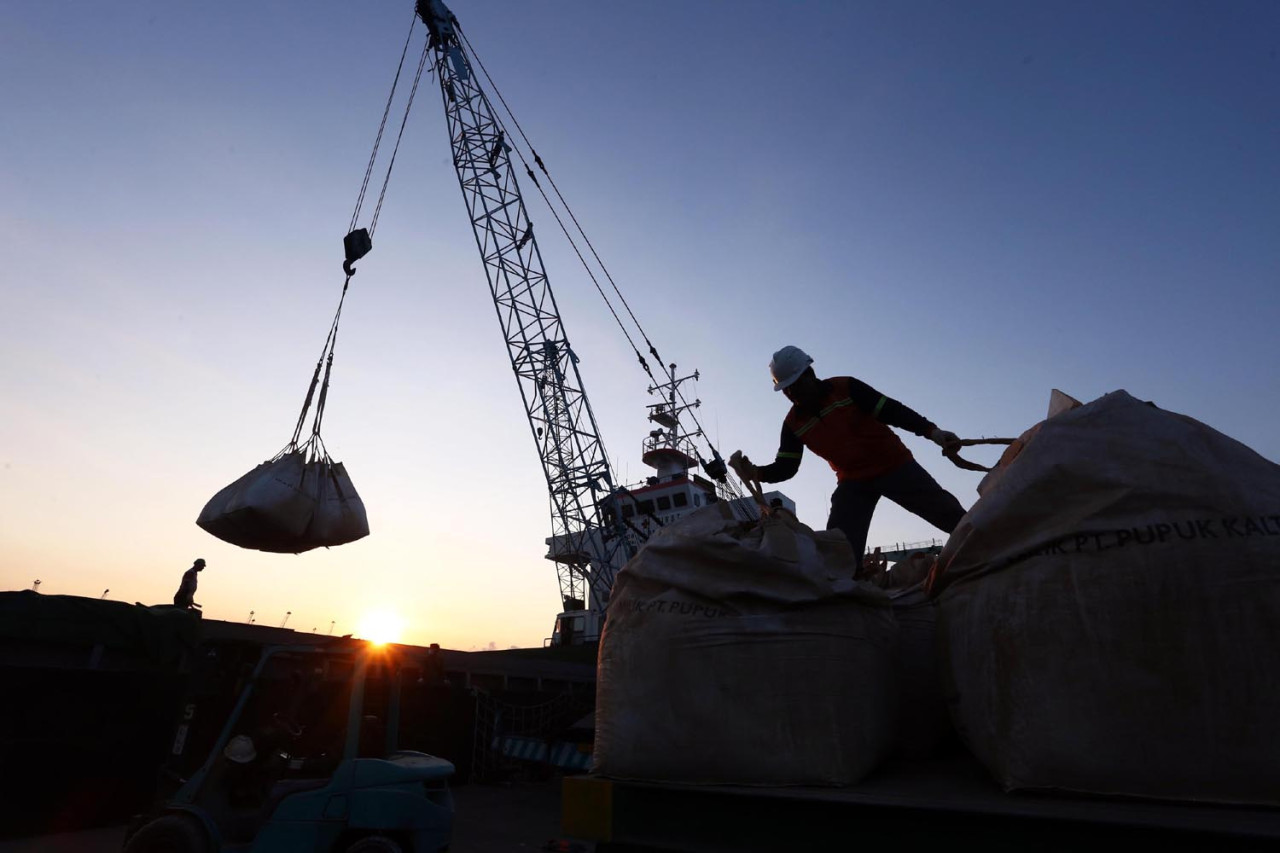 Pelabuhan nonpetikemas merupakan pintu masuk utama untuk komoditas dasar penopang hajat hidup orang banyak. (Foto: Ali Masduki/jatimnow.com)