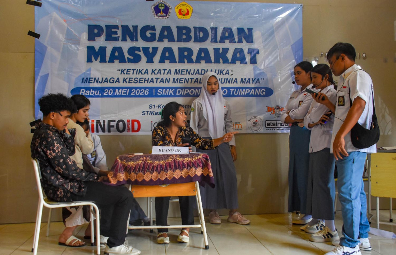Mahasiswa dan mahasiswi Stikes Maharani Malang menampilkan teatrikal cyberbullying saat seminar kesehatan mental di SMK Diponegoro Tumpang, Rabu (20/5/2026). (Foto: Ainul Yakin for jatimnow.com)