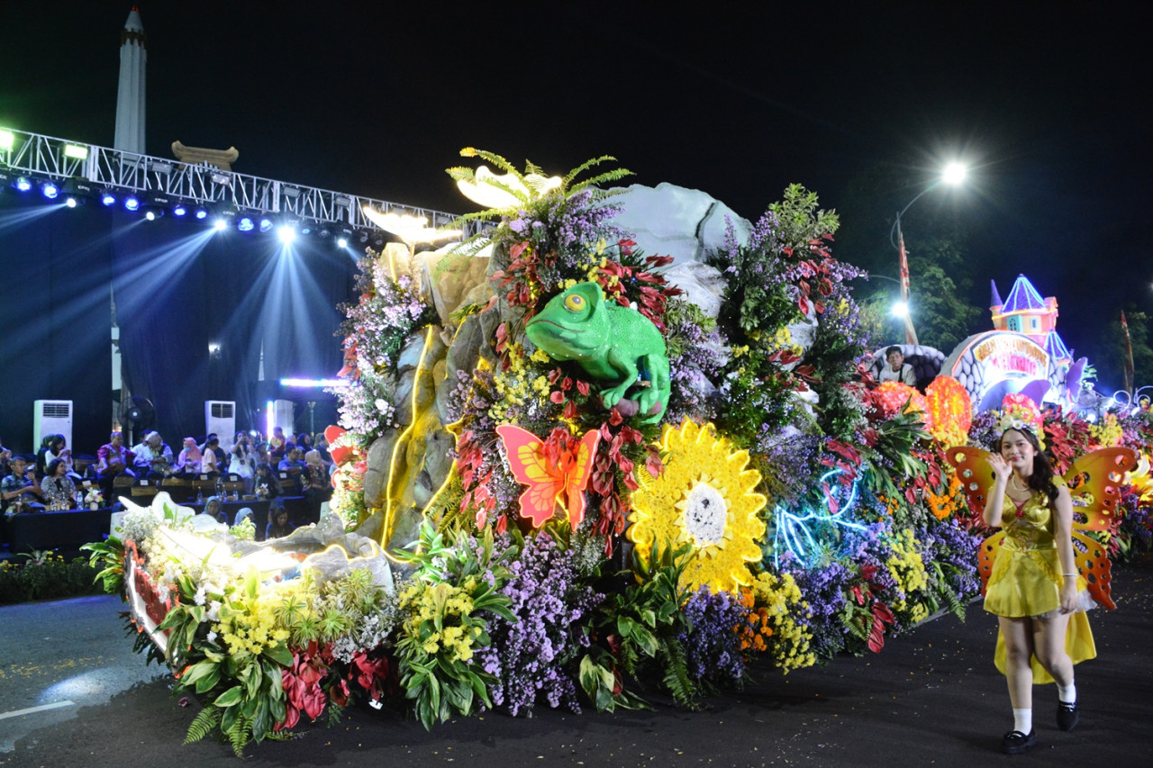 Satu dari ratusan mobil di hias bunga dalam Surabaya Vaganza 2026 (foto: Kominfo Surabaya for jatimnow.com)