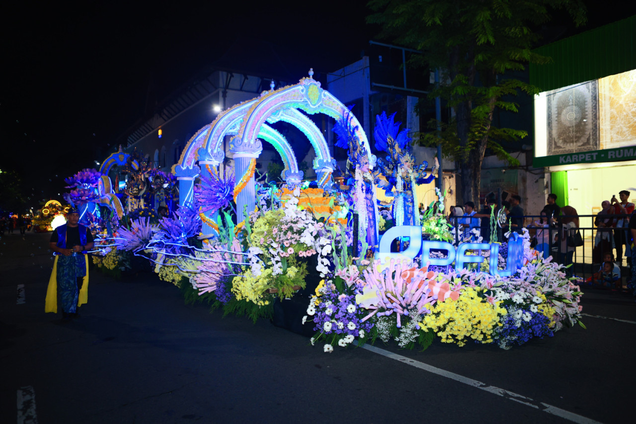 Mobil hias Pelindo tampil dengan visual bawah laut lengkap dengan ornamen terumbu karang, biota laut, hingga elemen budaya Nusantara. (Foto: Pelindo for jatimnow.com)