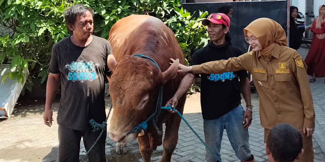 Wali Kota Kediri, Vinanda Prameswati, saat menyerahkan satu ekor sapi kurban Prabowo kepada masyarakat melalui Masjid Darunnajach. (Foto: Pemkot Kediri/jatimnow.com)