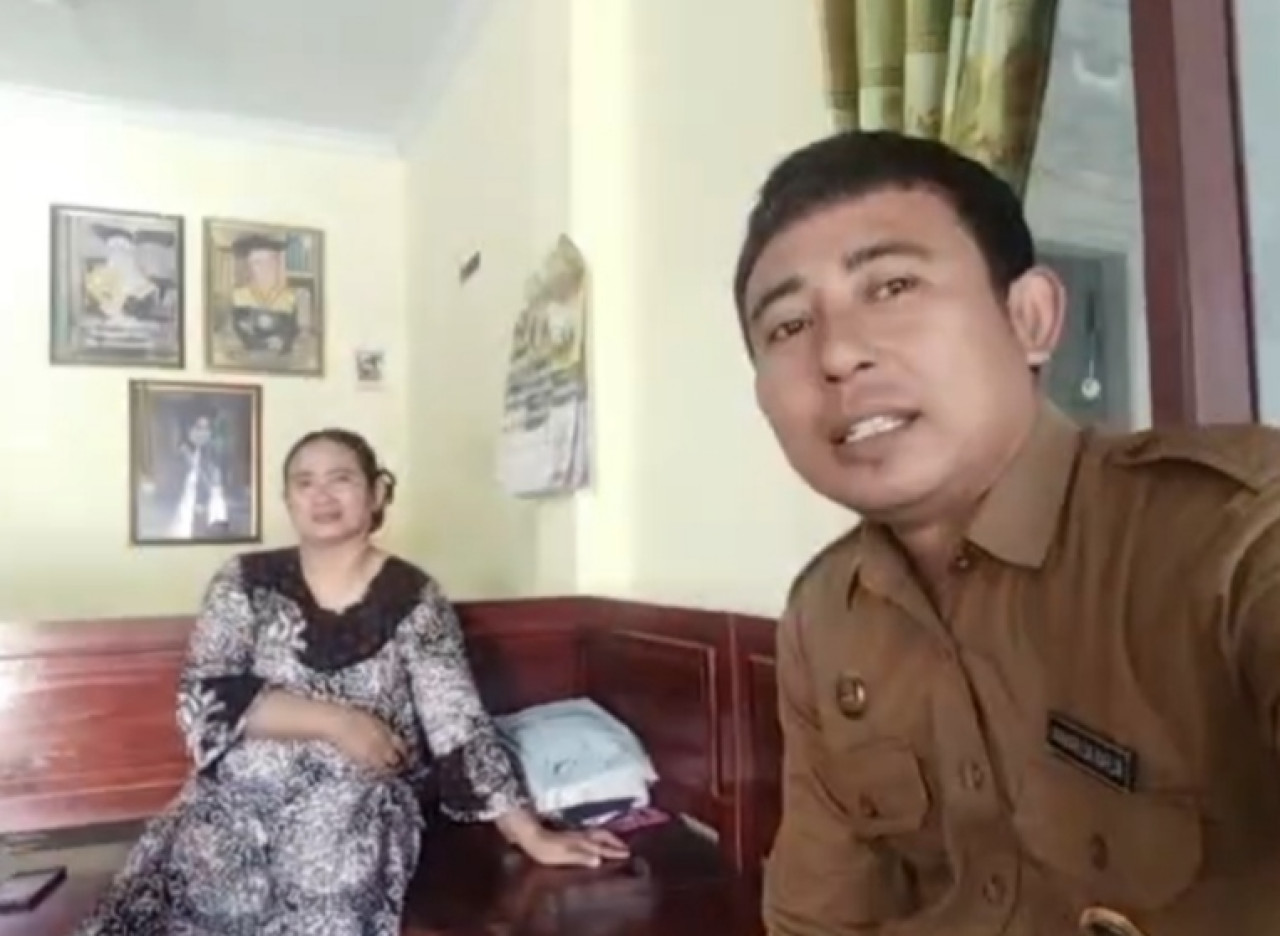 Kepala Desa Karangrejo, Alfan Ali Fanani datangi korban teror. (Foto: Ulum/jatimnow.com)