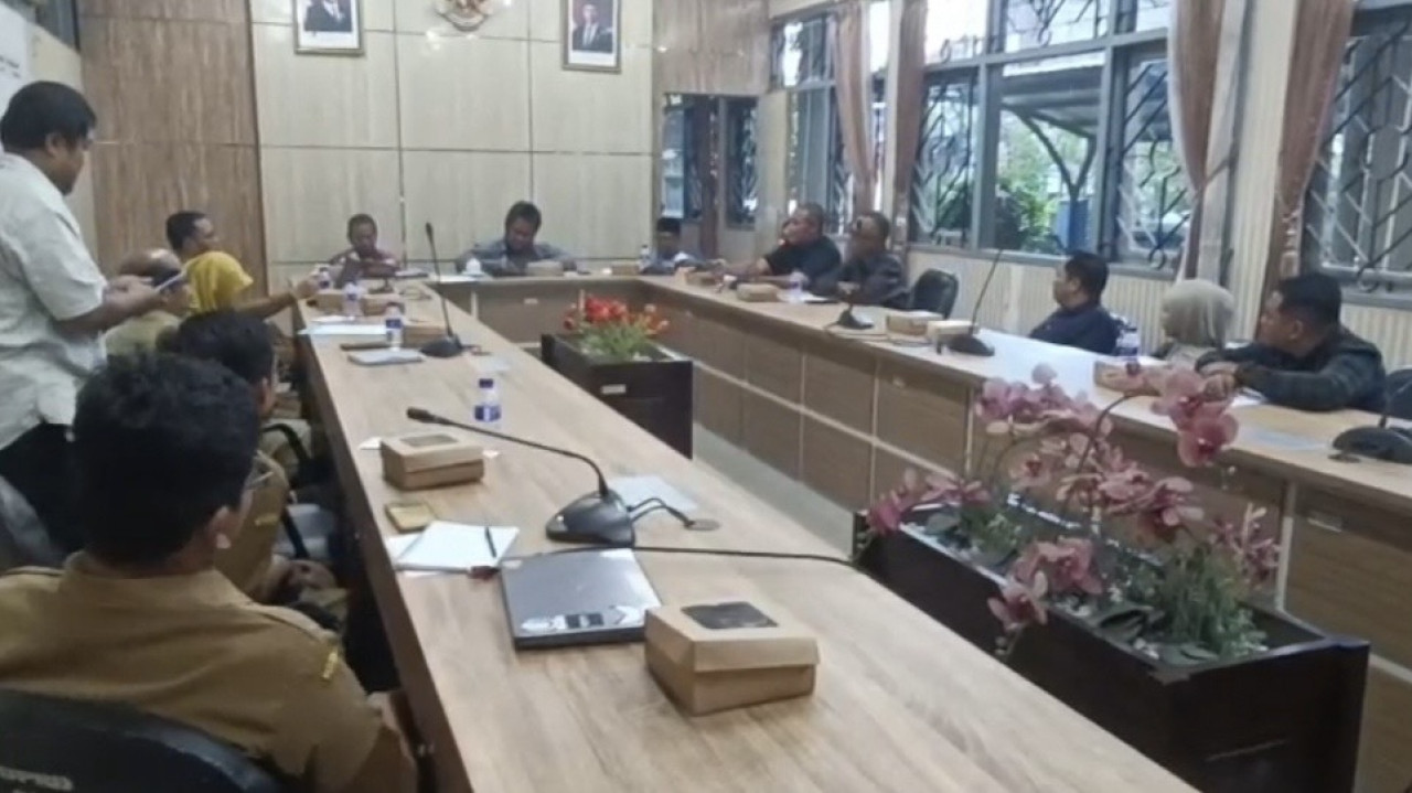 Komisi A DPRD Jember saat melakukan RDP bahas persoalan TPA. (Foto: Sugianto/jatimnow.com)