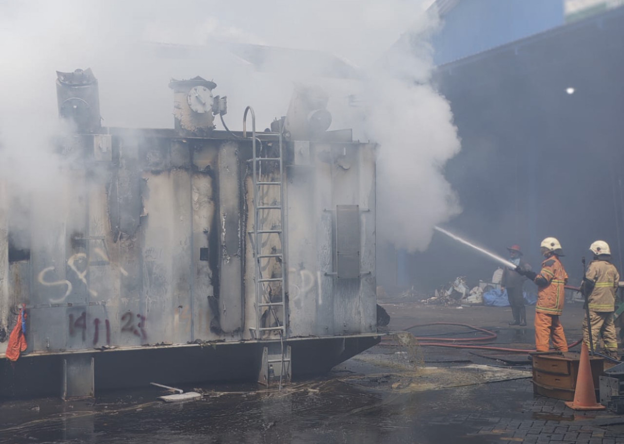 Pemadaman trafo oleh petugas Dinas Pemadam Kebakaran dan Penyelamatan Surabaya. (Foto: Damkar Surabaya/jatimnow.com)