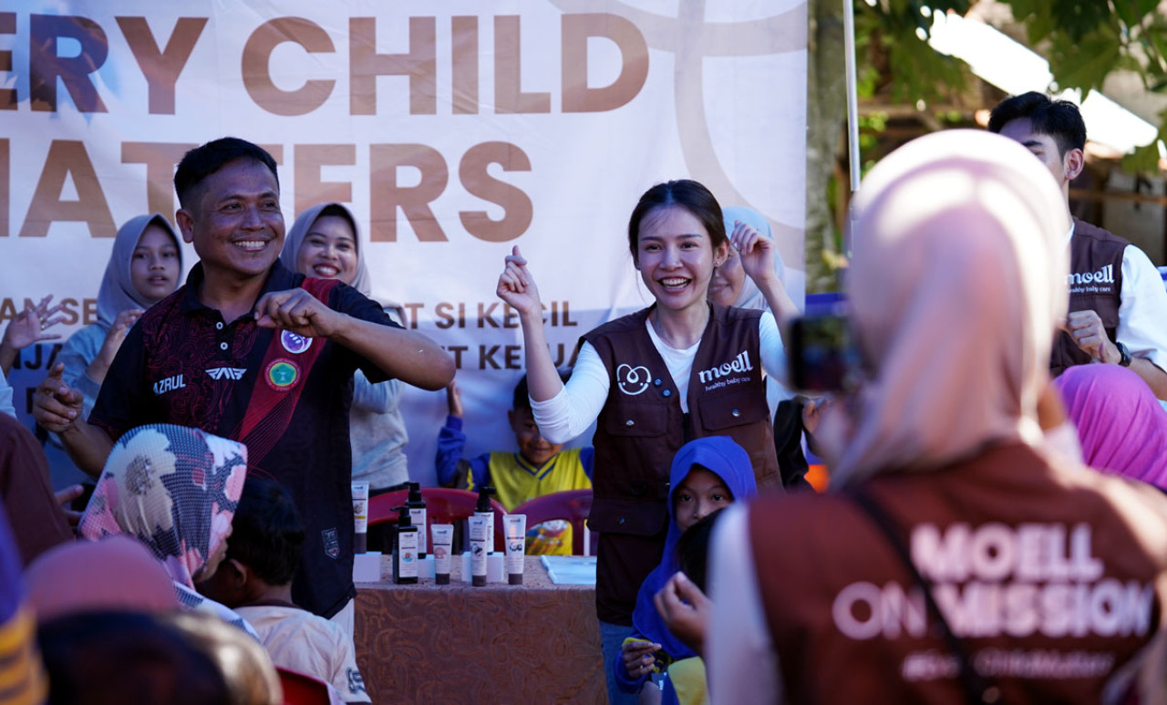 Founder Moell, Uung Victoria Finky, berinteraksi bersama warga dan anak-anak saat kegiatan Moell On Mission di Pulau Mamburit, Kepulauan Kangean, Sumenep, April 2026. (Foto: Moell for jatimnow.com)