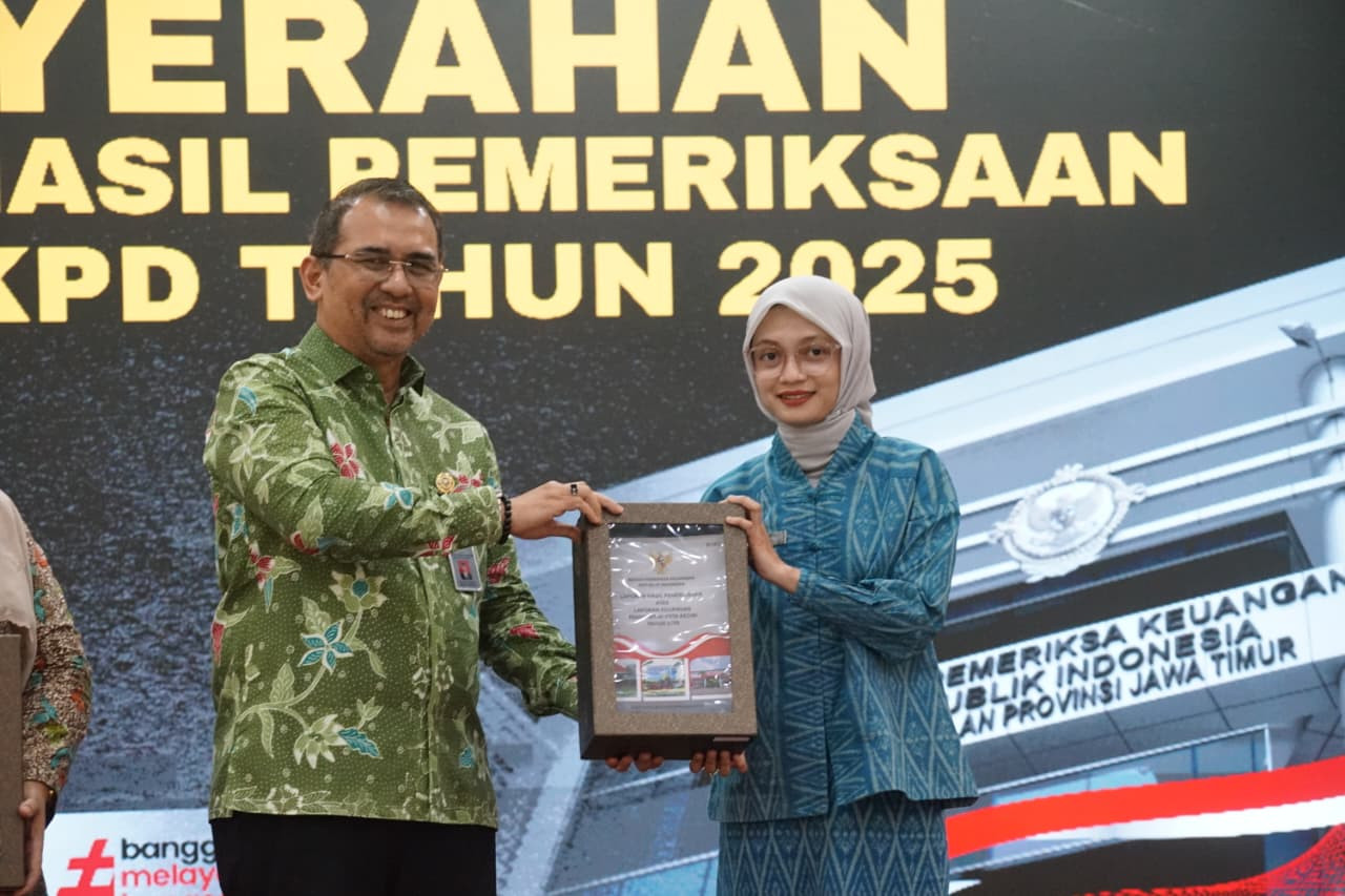 Wali Kota Kediri Vinanda Prameswati saat menerima LHP dari BPK Provinsi Jawa Timur. (Foto: Prokopim for jatimnow.com)