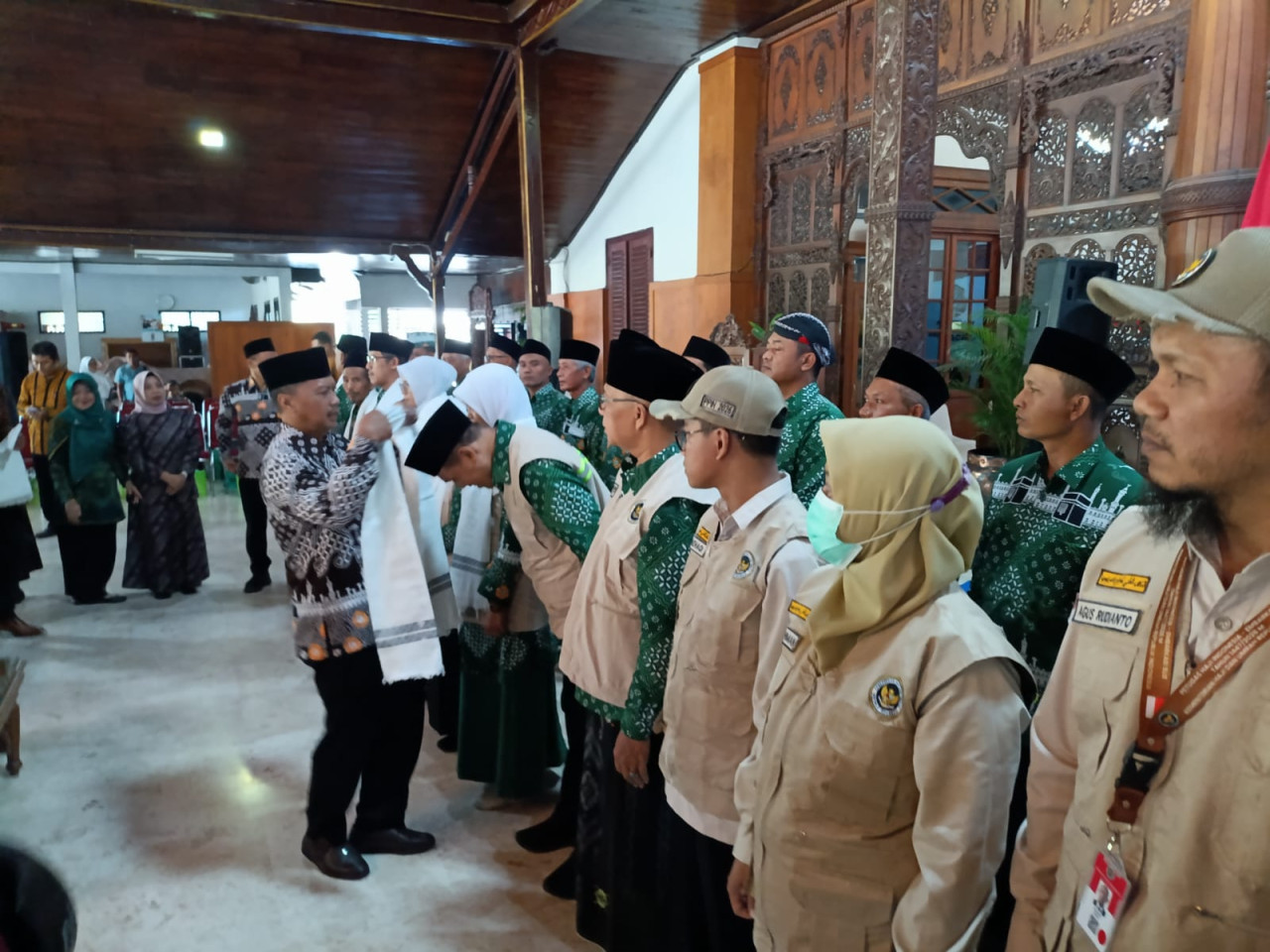 Prosesi pengalungan sorban tanda pelepasan CJH di Tulungagung. (Foto: Bramanta/jatimnow.com)