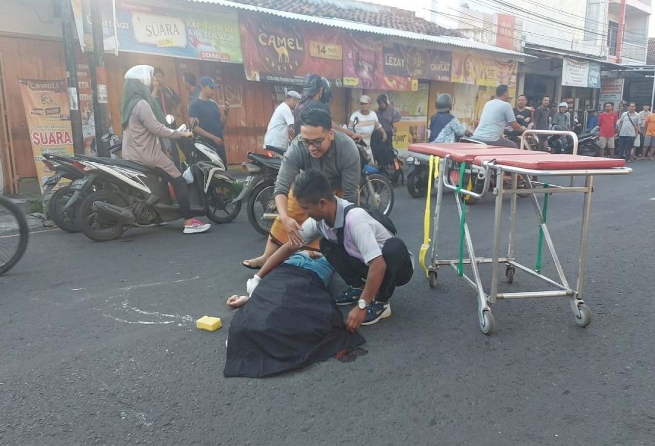 Petugas mengevakuasi korban ke RSUD Moh Saleh. (Foto: Ide Farid Nasution/ jatimnow.com)