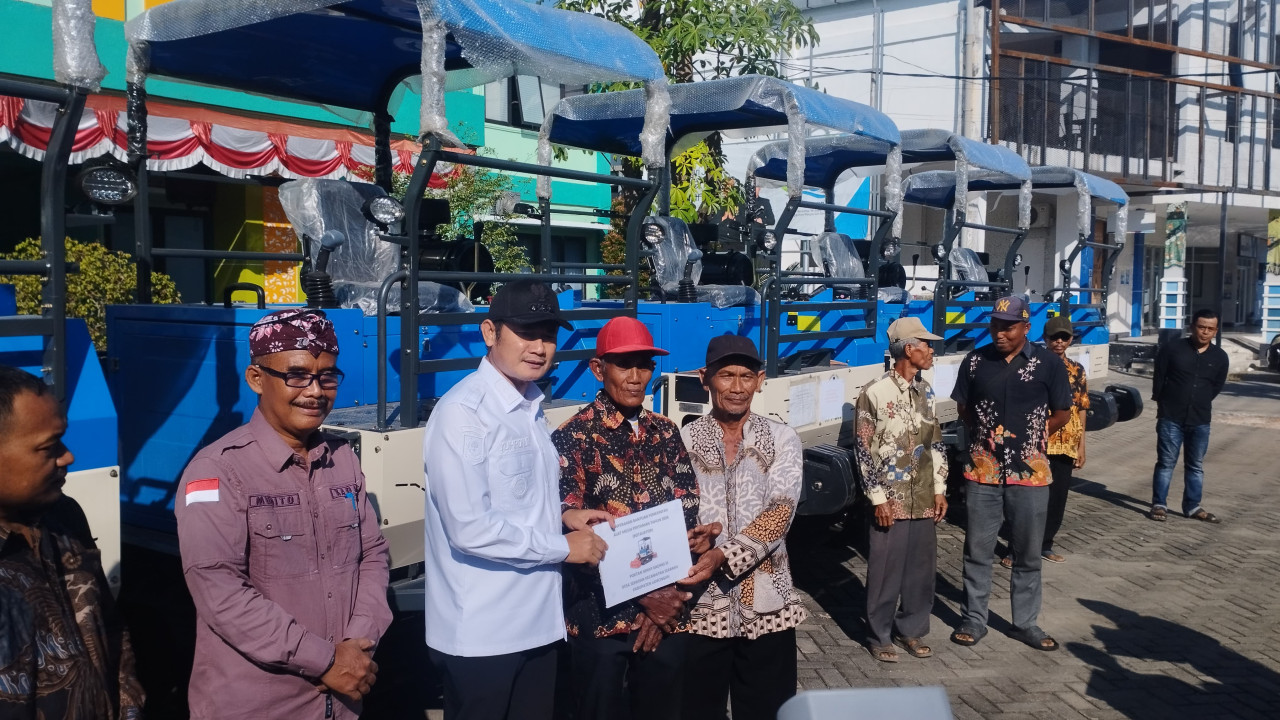 Dorong Produktivitas, Petani Lamongan Terima Bantuan Alat dan Mesin Pertanian