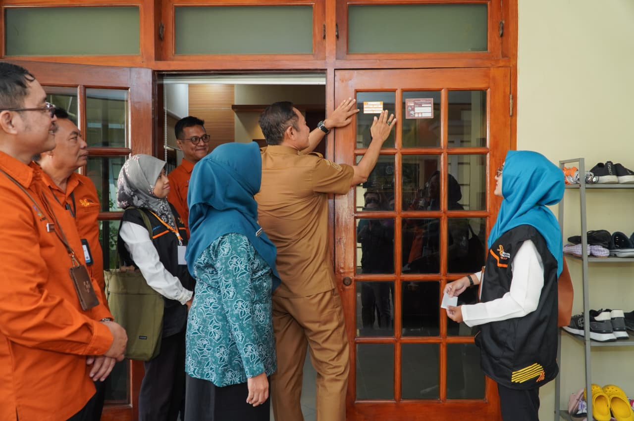 Bupati Lamongan, Yuhronur Efendi menempelkan stiker sensus ekonomi 2026 di rumah dinas. (Foto : Humas Pemkab Lamongan for jatimnow.com)