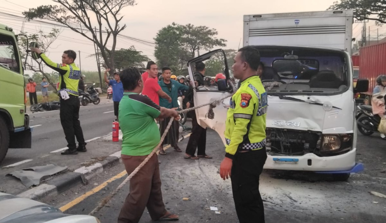 Evakuasi mobil box dalam kecelakaan beruntun di Lamongan. (Foto : Humas Polres Lamongan for jatimnow.com )