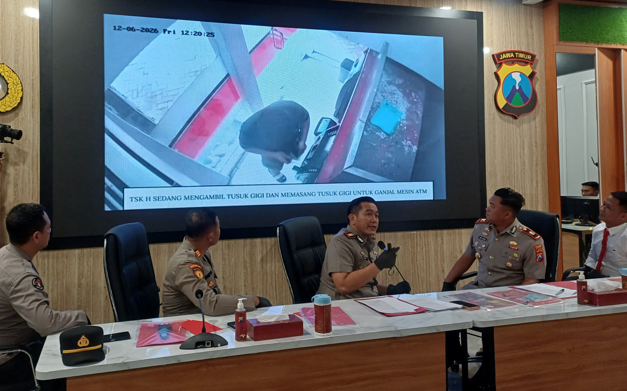 Konferensi pers ungkap kasus kejahatan ganjal ATM di wilayah hukum Polres Lamongan. (Foto :  Adyad Ammy Iffansah/jatimnow.com)
