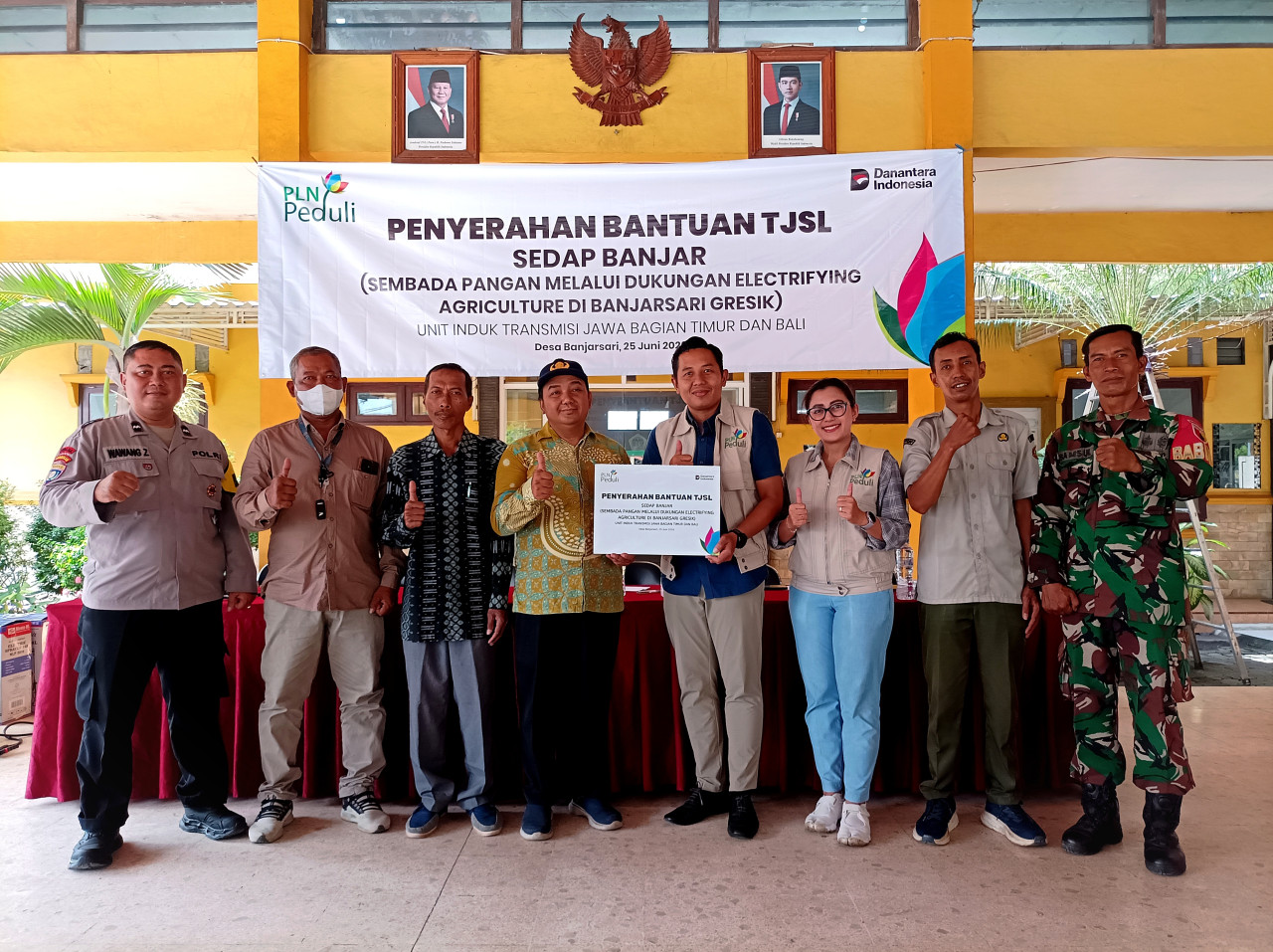 Penyerahan bantuan TJSL PT PLN (Persero) berupa peralatan pertanian elektrik kepada Gapoktan Desa Banjarsari, Kecamatan Cerme, Kabupaten Gresik. (Foto: Sahlul Fahmi/jatimnow.com)